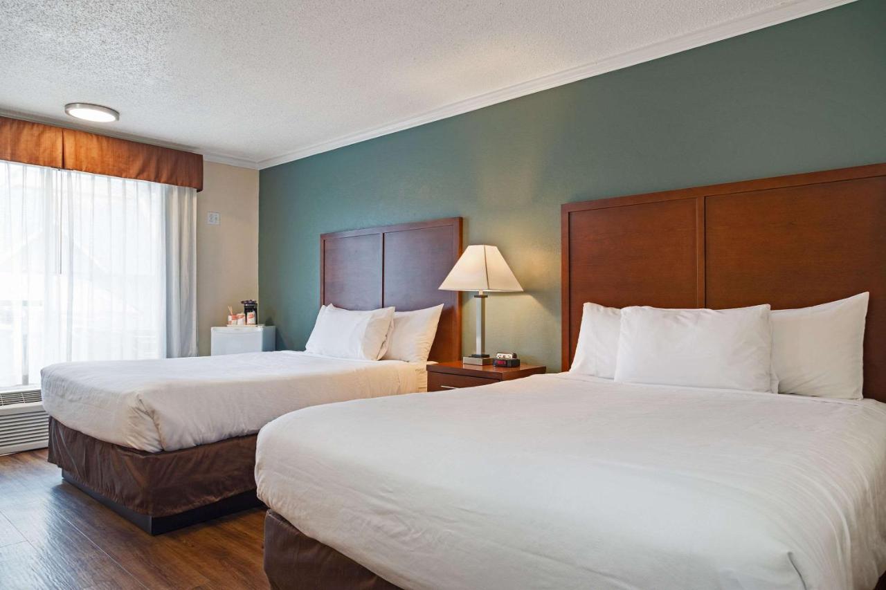 Econo Lodge Inn & Suites Kelowna Exterior foto
