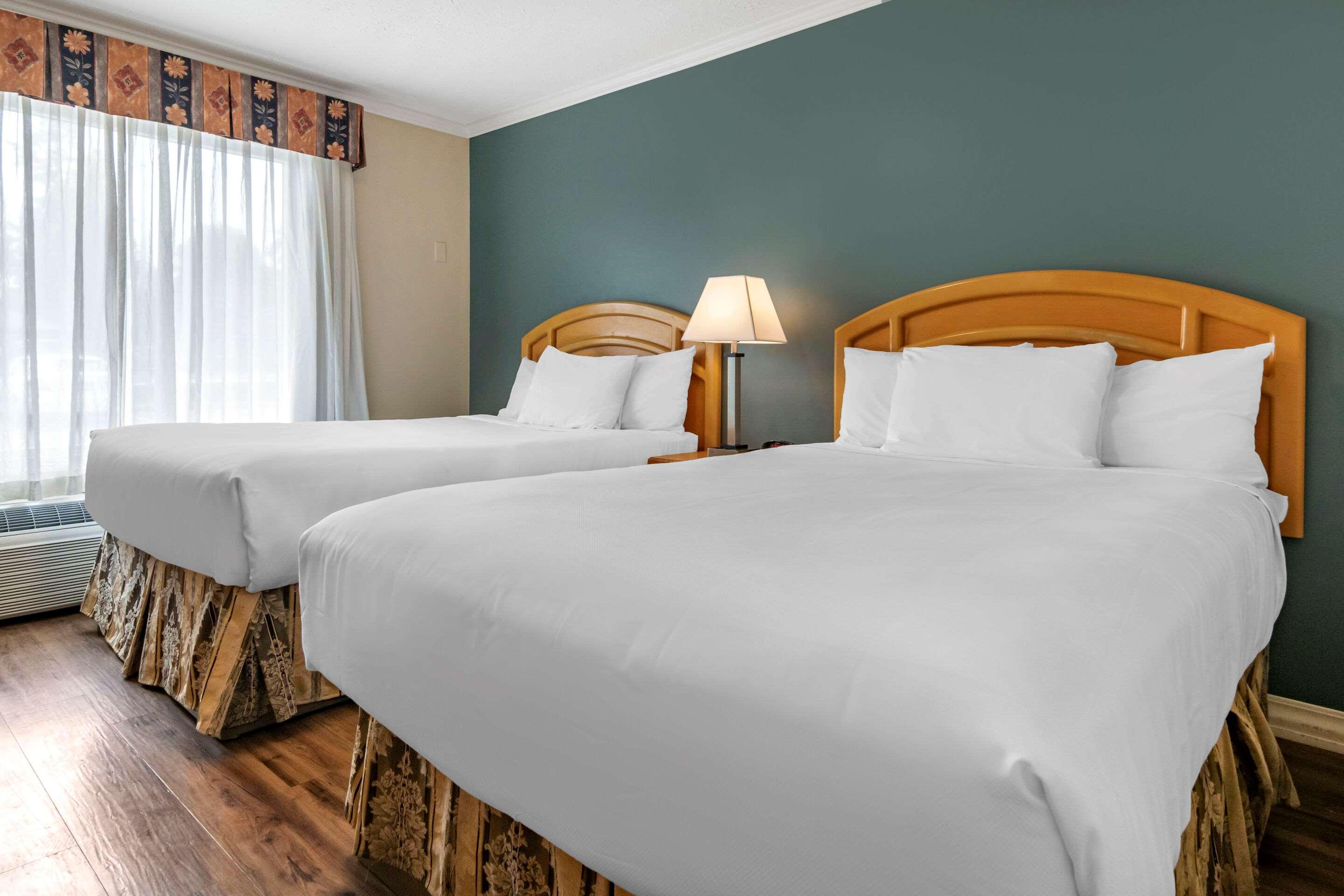 Econo Lodge Inn & Suites Kelowna Exterior foto