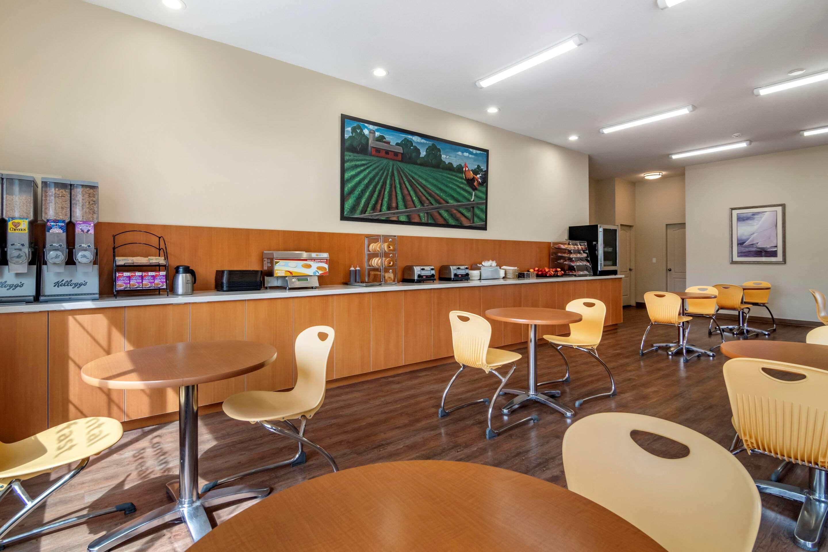 Econo Lodge Inn & Suites Kelowna Exterior foto