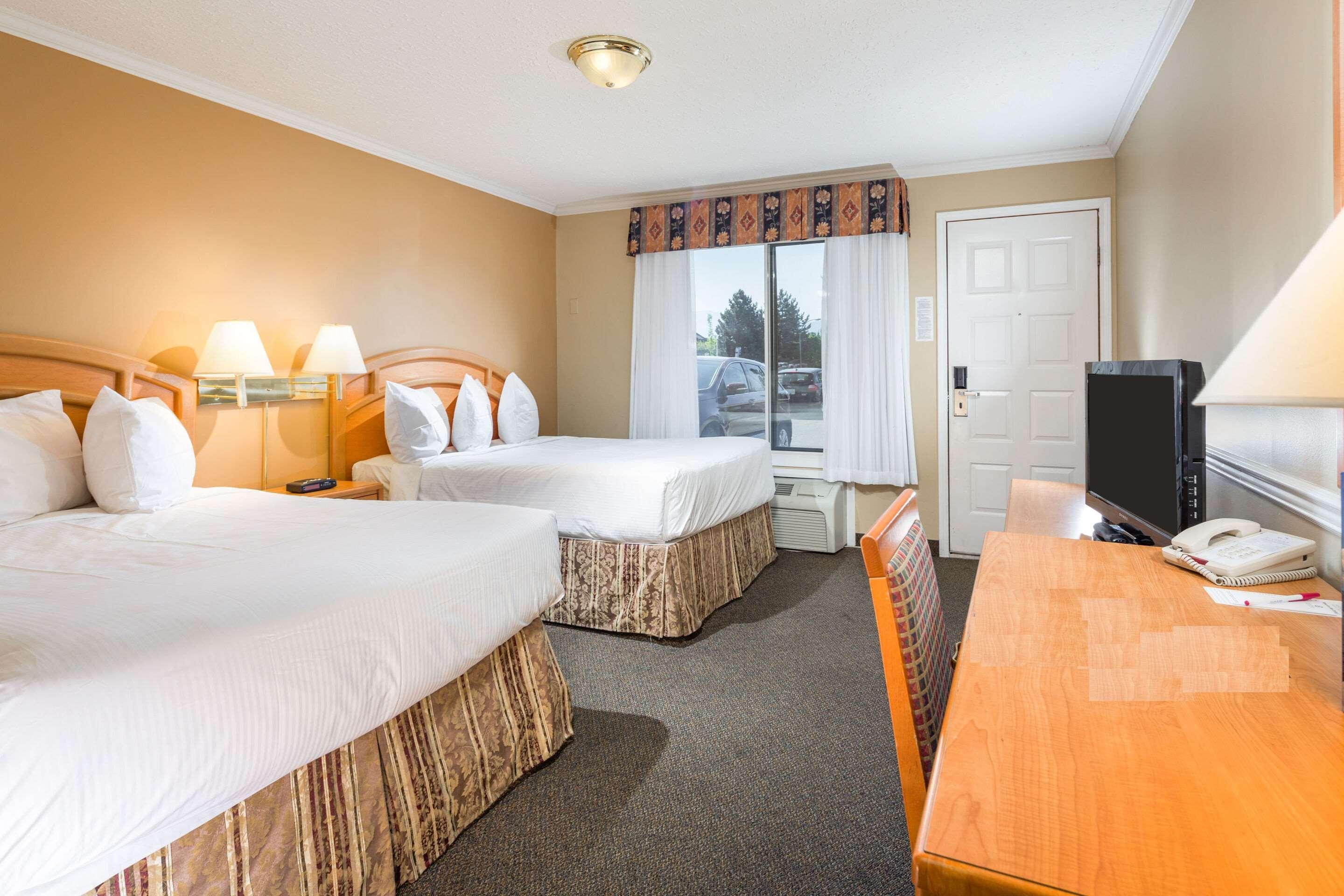 Econo Lodge Inn & Suites Kelowna Exterior foto